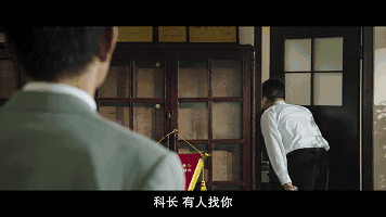接待人员公开收礼物 还明目张胆的拿着红包让装钱 难道这是古代的