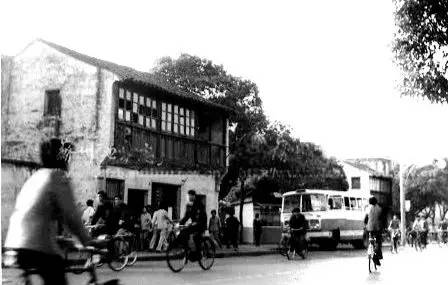 人民路(饮马桥)饮马桥东侧街景,摄于20世纪80年代初。(资料图)