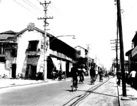 人民路(怡园门口)图中左侧为怡园门前与嘉余坊一带商铺。此段路面于抗战沦陷时拓宽,故沿街建筑为民国时期风貌,摄于1973年。(资料图)