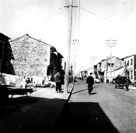 人民路(乔司空巷口)1958年建国十周年前夕,人民路又进行了一次拓宽建设,照片摄于20世纪60年代初。(资料图)