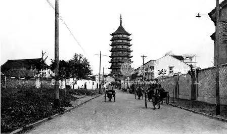 平门大街 民国十六年(1927)底开辟平门大道,自香花桥至平门。照片摄于1940年左右。(资料图)